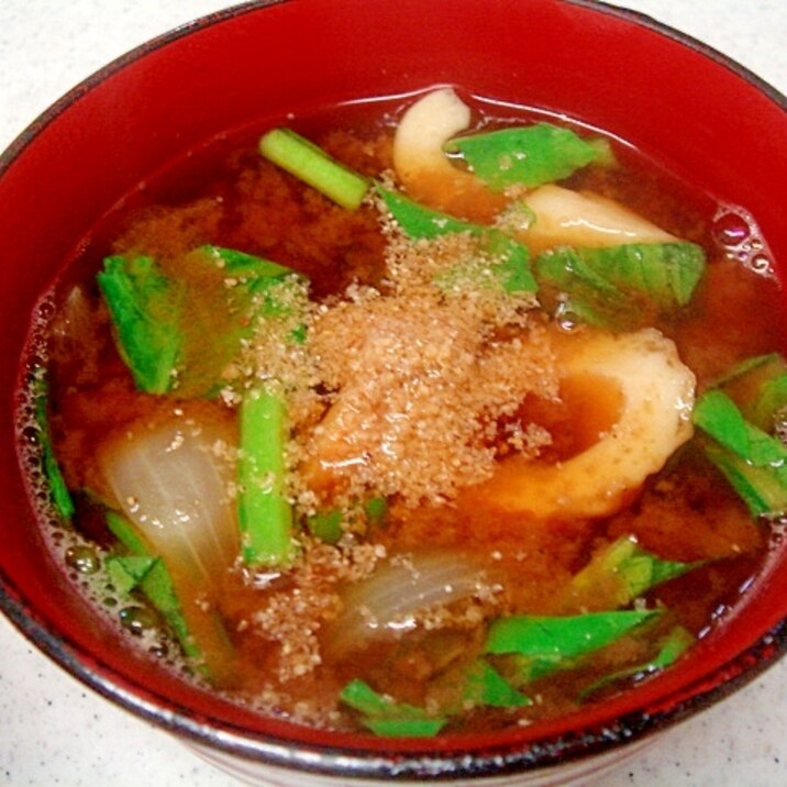 竹輪と小松菜、玉葱の赤だし味噌汁　胡麻風味
